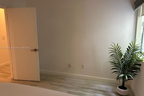 Condo in Miami Beach, Florida, 1 bedroom  № 1400015 - photo 6