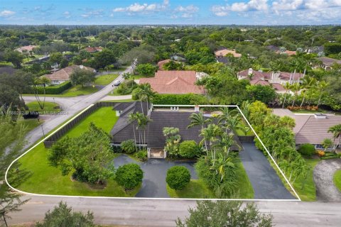 Casa en venta en Miami, Florida, 5 dormitorios, 392.14 m2 № 1439977 - foto 1