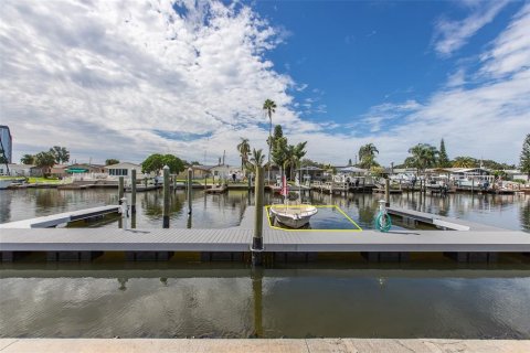 Condo in New Port Richey, Florida, 2 bedrooms  № 1379830 - photo 3