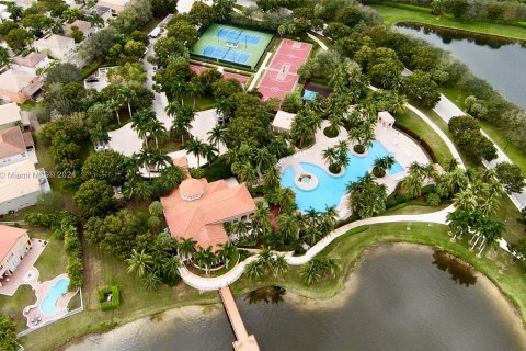 House in Miramar, Florida 5 bedrooms, 371.05 sq.m. № 937991 - photo 2