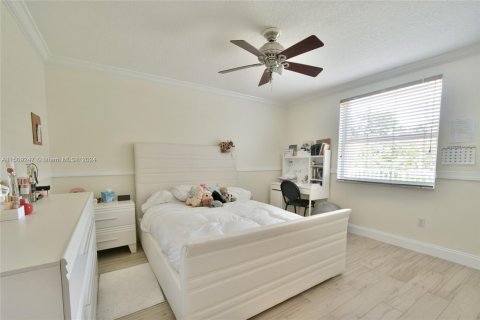 House in Miramar, Florida 5 bedrooms, 371.05 sq.m. № 937991 - photo 22