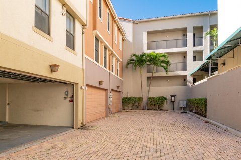 Townhouse in West Palm Beach, Florida 3 bedrooms, 148.92 sq.m. № 936507 - photo 12