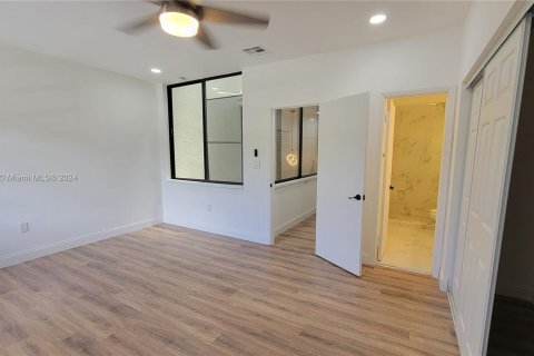 Townhouse in North Miami, Florida 2 bedrooms, 191.1 sq.m. № 1423662 - photo 27