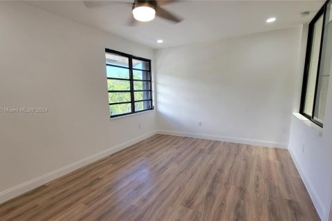 Townhouse in North Miami, Florida 2 bedrooms, 191.1 sq.m. № 1423662 - photo 28