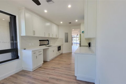 Townhouse in North Miami, Florida 2 bedrooms, 191.1 sq.m. № 1423662 - photo 18