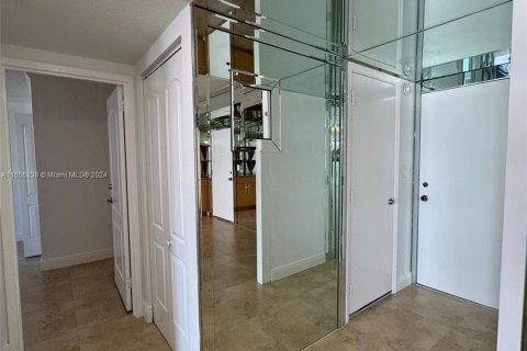 Condo in Sunny Isles Beach, Florida, 2 bedrooms  № 1355478 - photo 15