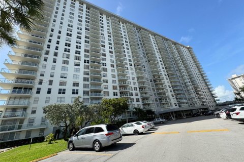 Condo in Sunny Isles Beach, Florida, 2 bedrooms  № 1355478 - photo 1