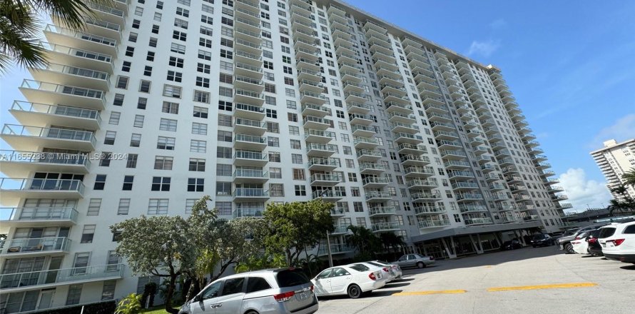 Condo in Sunny Isles Beach, Florida, 2 bedrooms  № 1355478