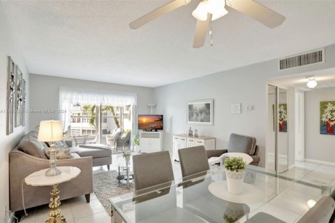 Condo in Lauderdale Lakes, Florida, 2 bedrooms  № 1355477 - photo 2