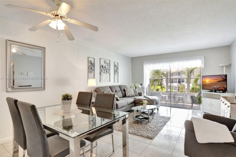 Copropriété à vendre à Lauderdale Lakes, Floride: 2 chambres, 87.7 m2 № 1355477 - photo 1