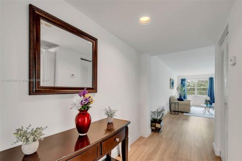 Condominio en venta en Pembroke Pines, Florida, 1 dormitorio, 97.08 m2 № 1235442 - foto 3
