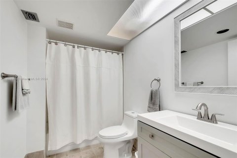 Condominio en venta en Pembroke Pines, Florida, 1 dormitorio, 97.08 m2 № 1235442 - foto 9