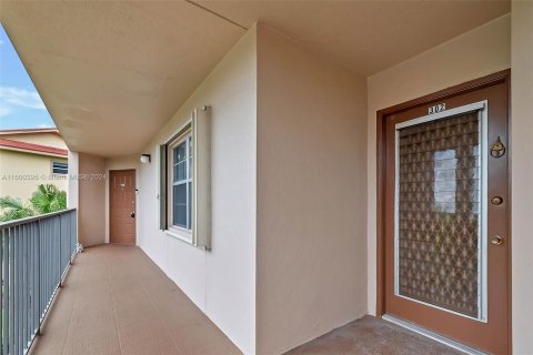 Condominio en venta en Pembroke Pines, Florida, 1 dormitorio, 97.08 m2 № 1235442 - foto 2