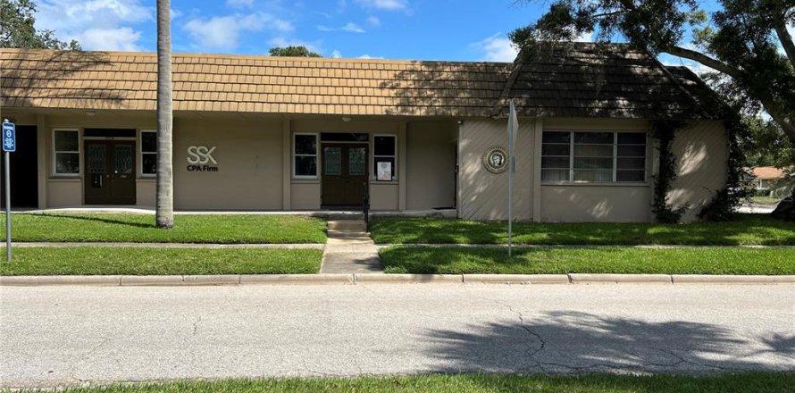 Commercial property in Belleair, Florida 112.41 sq.m. № 1378054