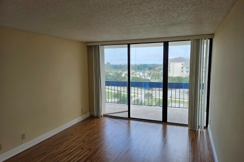 Condo in West Palm Beach, Florida, 1 bedroom  № 972946 - photo 16