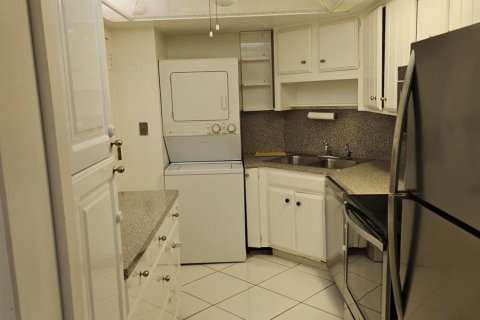 Condo in West Palm Beach, Florida, 1 bedroom  № 972946 - photo 13