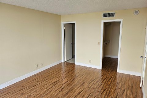 Condo in West Palm Beach, Florida, 1 bedroom  № 972946 - photo 15