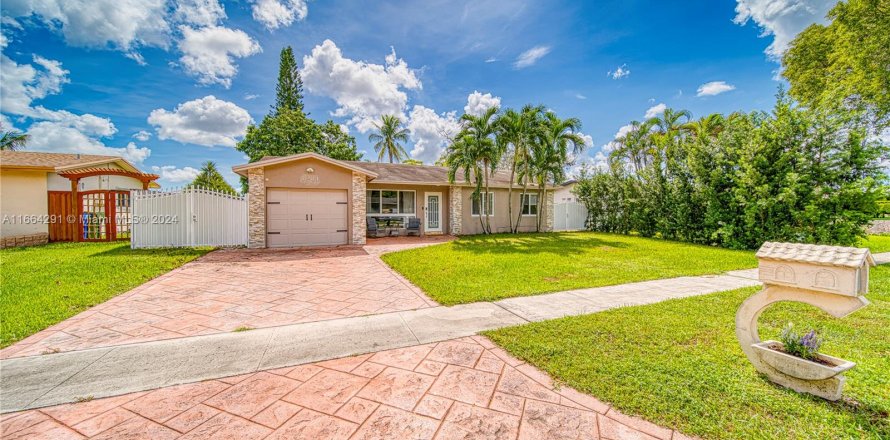 House in Pembroke Pines, Florida 3 bedrooms, 122.26 sq.m. № 1388185