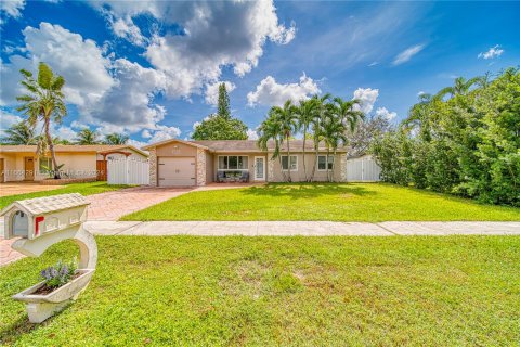 House in Pembroke Pines, Florida 3 bedrooms, 122.26 sq.m. № 1388185 - photo 3