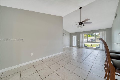 House in Pembroke Pines, Florida 3 bedrooms, 122.26 sq.m. № 1388185 - photo 7