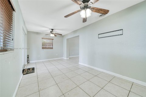 House in Pembroke Pines, Florida 3 bedrooms, 122.26 sq.m. № 1388185 - photo 17