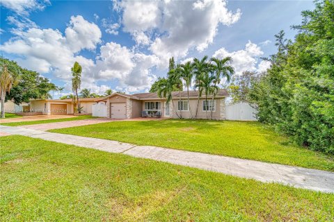 House in Pembroke Pines, Florida 3 bedrooms, 122.26 sq.m. № 1388185 - photo 4