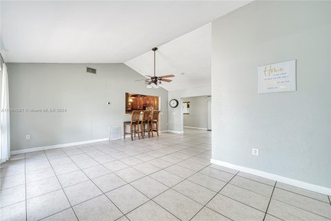 House in Pembroke Pines, Florida 3 bedrooms, 122.26 sq.m. № 1388185 - photo 6