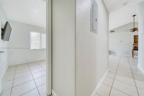 House in Pembroke Pines, Florida 3 bedrooms, 122.26 sq.m. № 1388185 - photo 25