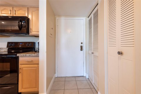 Condo in Fort Lauderdale, Florida, 1 bedroom  № 1096555 - photo 27