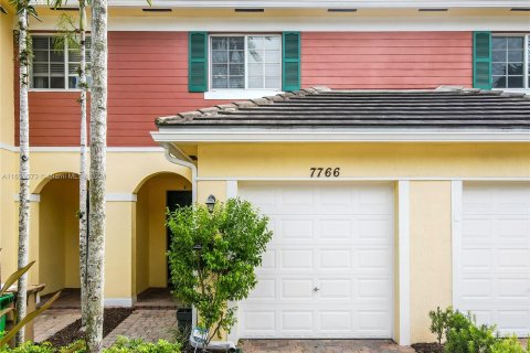 Townhouse in Davie, Florida 2 bedrooms, 148.64 sq.m. № 1351652 - photo 1