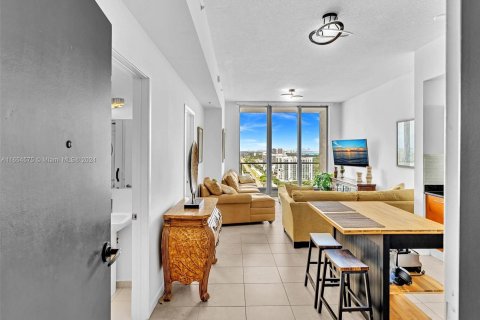 Condominio en alquiler en Miami, Florida, 1 dormitorio, 68.28 m2 № 1351651 - foto 3