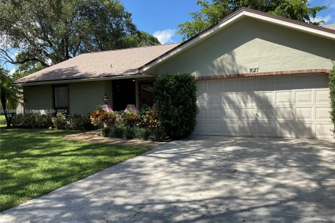 House in Coral Springs, Florida 3 bedrooms, 150.59 sq.m. № 1381814 - photo 2