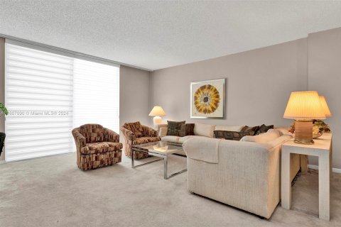 Condo in Hallandale Beach, Florida, 1 bedroom  № 1381722 - photo 5