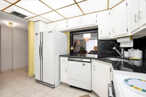 Condo in Hallandale Beach, Florida, 1 bedroom  № 1381722 - photo 10