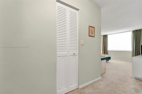 Condo in Hallandale Beach, Florida, 1 bedroom  № 1381722 - photo 15