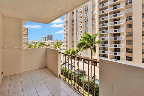 Condo in Hallandale Beach, Florida, 1 bedroom  № 1381722 - photo 16