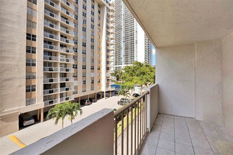 Condo in Hallandale Beach, Florida, 1 bedroom  № 1381722 - photo 17