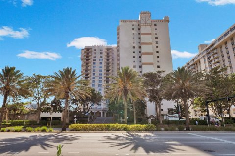 Condo in Hallandale Beach, Florida, 1 bedroom  № 1381722 - photo 1