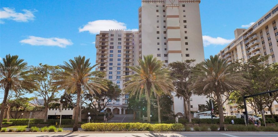 Condo in Hallandale Beach, Florida, 1 bedroom  № 1381722