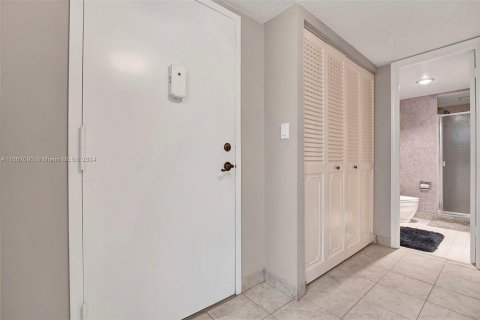 Condo in Hallandale Beach, Florida, 1 bedroom  № 1381722 - photo 3