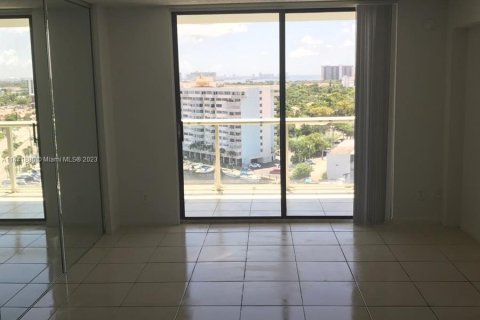 Condominio en venta en North Miami, Florida, 2 dormitorios, 99.41 m2 № 686050 - foto 5