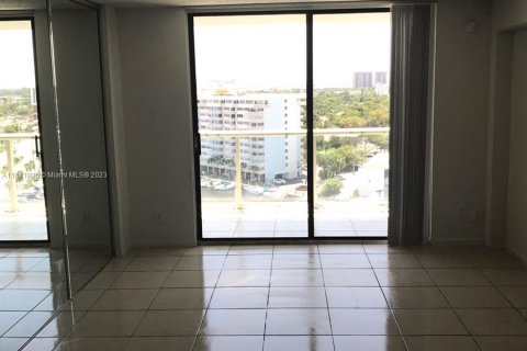 Condominio en venta en North Miami, Florida, 2 dormitorios, 99.41 m2 № 686050 - foto 4