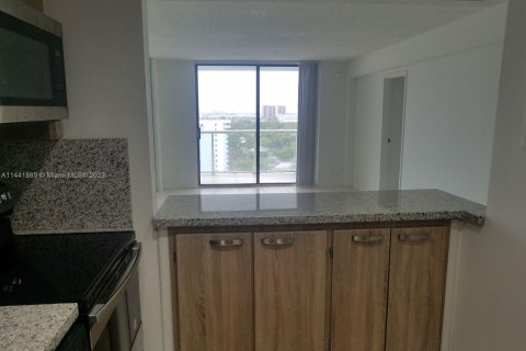 Condominio en venta en North Miami, Florida, 2 dormitorios, 99.41 m2 № 686050 - foto 2