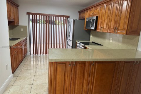 Condominio en venta en Hialeah, Florida, 2 dormitorios, 82.22 m2 № 1441728 - foto 4