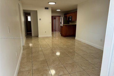 Condominio en venta en Hialeah, Florida, 2 dormitorios, 82.22 m2 № 1441728 - foto 3