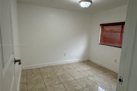 Condominio en venta en Hialeah, Florida, 2 dormitorios, 82.22 m2 № 1441728 - foto 13