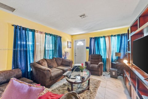 Купить виллу или дом в Майами-Гарденс, Флорида 3 спальни, 84.73м2, № 1145508 - фото 6