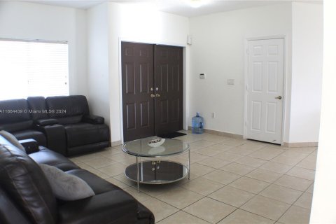 House in Miami, Florida 5 bedrooms, 200.48 sq.m. № 1375971 - photo 6