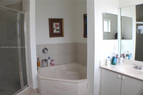 Casa en venta en Miami, Florida, 5 dormitorios, 200.48 m2 № 1375971 - foto 15