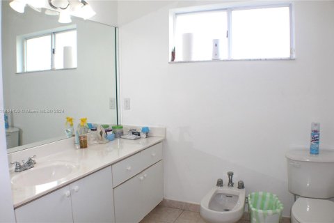 House in Miami, Florida 5 bedrooms, 200.48 sq.m. № 1375971 - photo 16